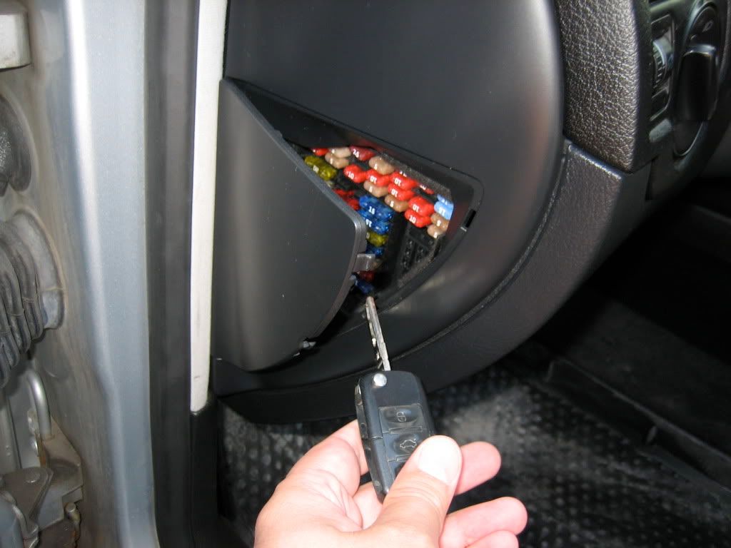 quick question Fuse box location Polo 2006 1.6?